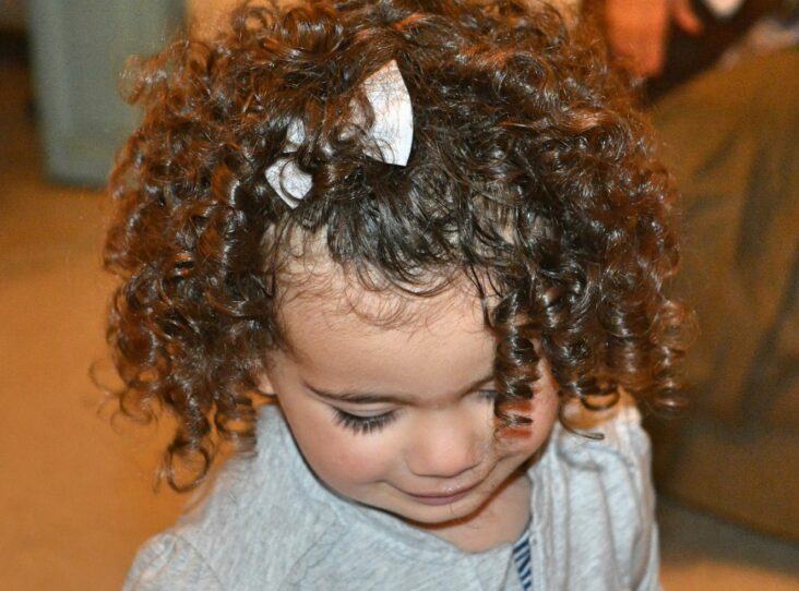 Comment entretenir les cheveux bouclés de ma fille ?