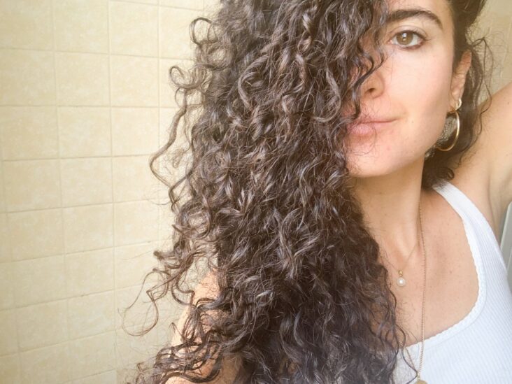 Comment entretenir ses cheveux ondulés naturellement ?