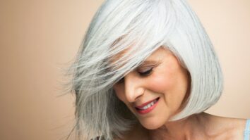 Comment faire des mèches sur cheveux gris ?