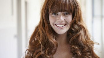 Comment faire partir une couleur de cheveux plus vite ?