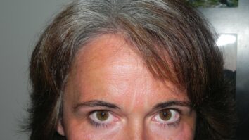 Comment faire pour laisser pousser ses cheveux gris ?