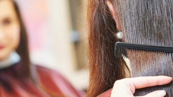 Comment faire pour ne plus avoir de fourches dans les cheveux sans les couper ?