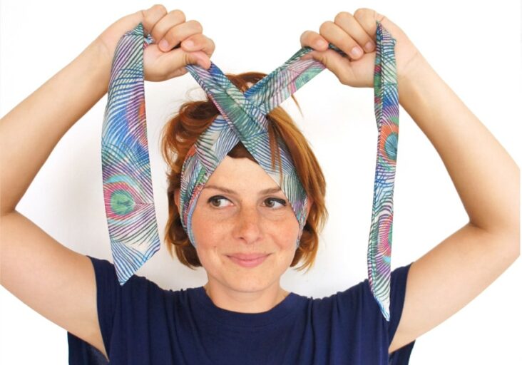 Comment faire pour que mes cheveux tiennent en arrière ?