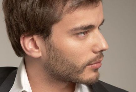 Comment faire tenir cheveux Mi-long homme ?
