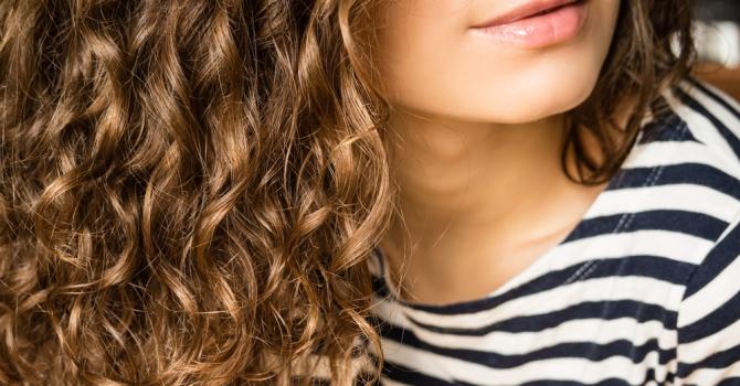Comment faire tenir les cheveux dans les airs ?