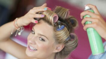 Comment faire tenir une coiffure toute la journée ?