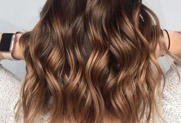 Comment faire un balayage blond sur brun ?