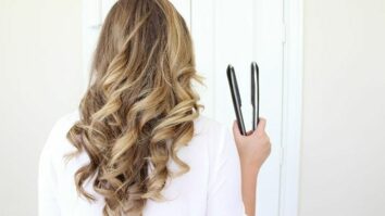 Comment faire un brushing cheveux bouclés ?