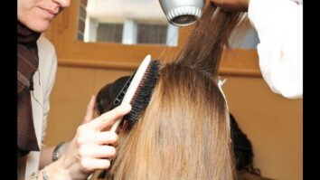 Comment faire un brushing lisse sur cheveux crépus ?