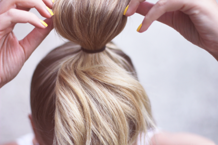 Comment faire un demi chignon haut ?