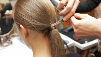 Comment faire une Demi-queue cheveux bouclés ?