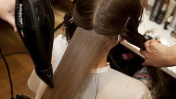 Comment faire une queue-de-cheval avec une tresse ?