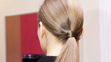 Comment faire une queue-de-cheval cheveux Mi-long ?