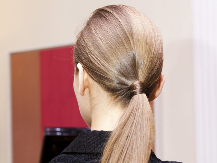 Comment faire une queue-de-cheval cheveux Mi-long ?