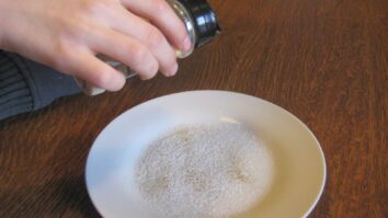 Comment faire une teinture poivre et sel ?