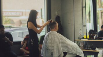 Comment fixer les prix dans un salon de coiffure ?