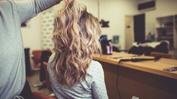 Comment fortifier les cheveux cassants ?