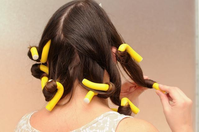 Comment friser ses cheveux avec des rouleaux ?