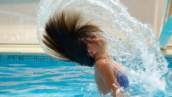 Comment garder les cheveux secs à la piscine ?