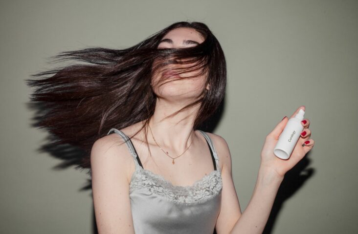 Comment hydrater ses cheveux sans les laver ?