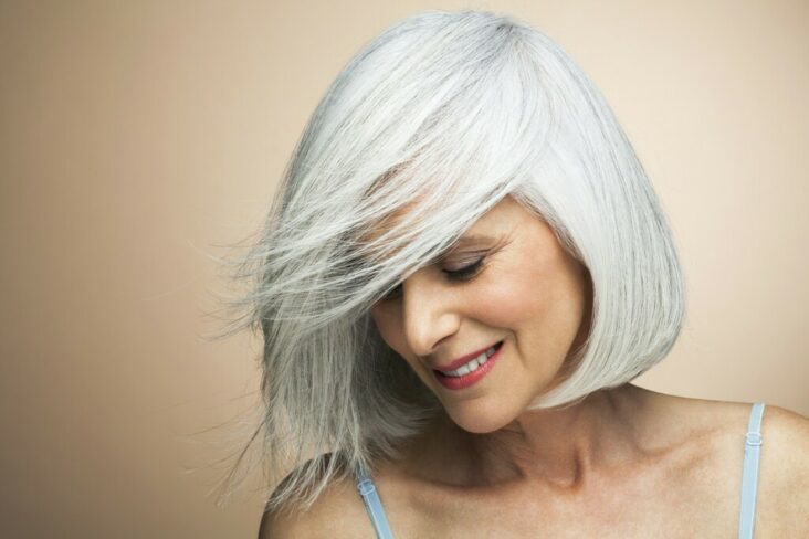 Comment illuminer des cheveux poivre et sel ?