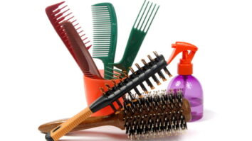 Comment nettoyer les brosses à cheveux et peignes ?