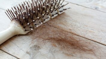 Comment nettoyer une brosse à cheveux poil de sanglier ?