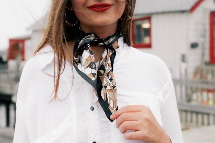 Comment nouer un foulard autour du cou femme ?