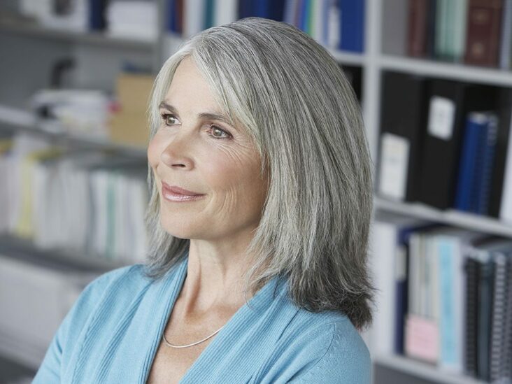 Comment passer des cheveux noir au gris ?