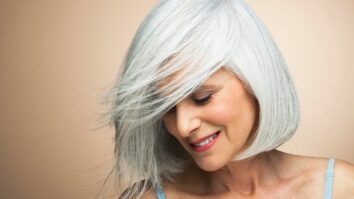 Comment passer d'une coloration aux cheveux blancs ?