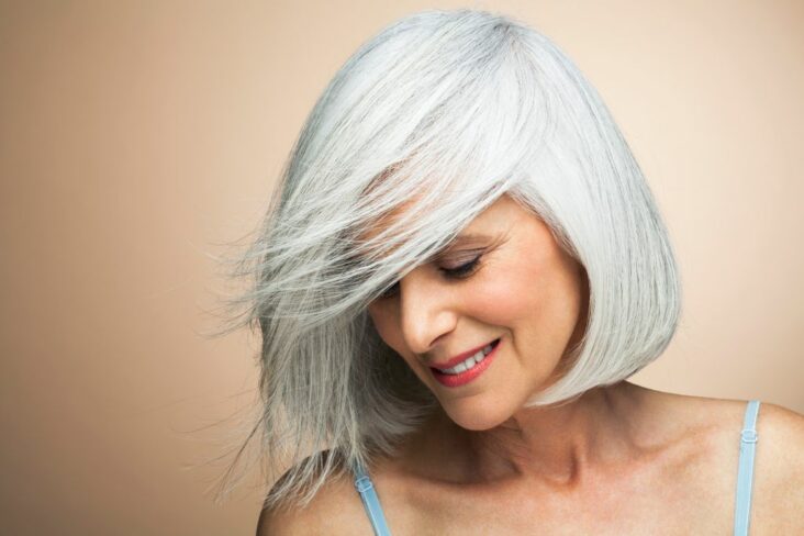 Comment passer d'une coloration aux cheveux blancs ?