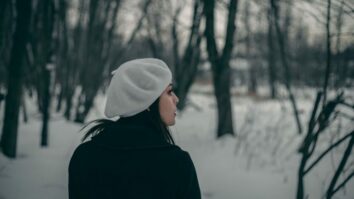 Comment porter le béret sur cheveux courts ?