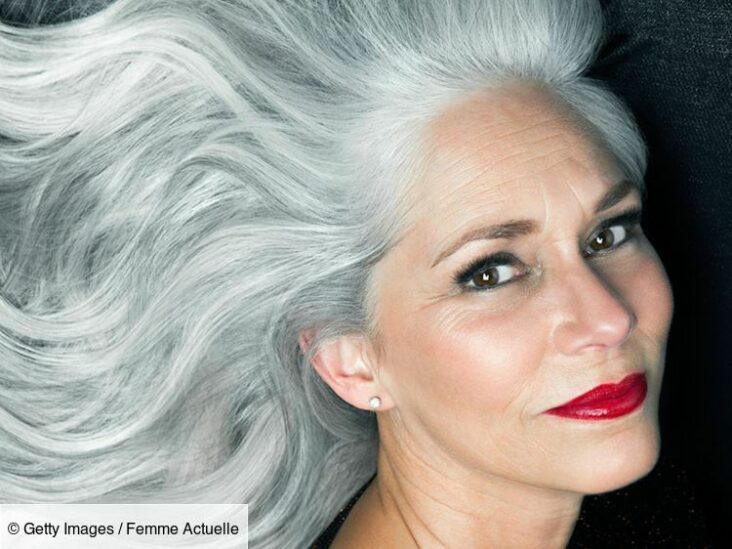 Comment porter les cheveux blancs à 50 ans ?