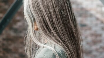 Comment produire de la mélanine pour les cheveux ?