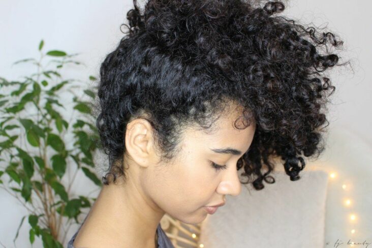 Comment protéger ses cheveux bouclés la nuit ?
