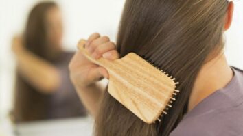 Comment ralentir la chute des cheveux naturellement ?