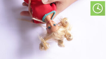 Comment remettre en état les cheveux de Barbie ?