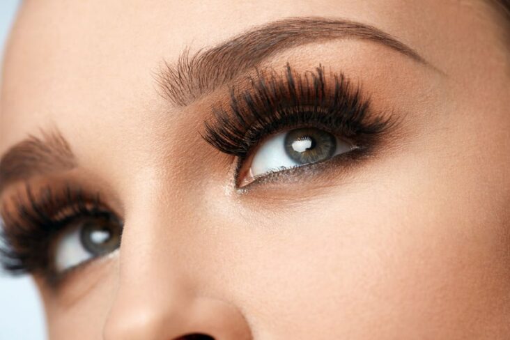 Comment remplacer des faux cils ?