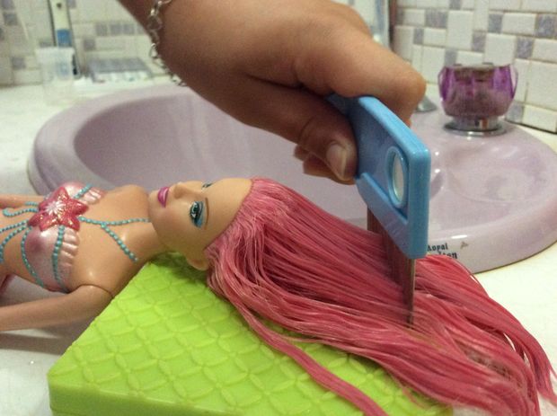 Comment réparer des cheveux de Barbie ?