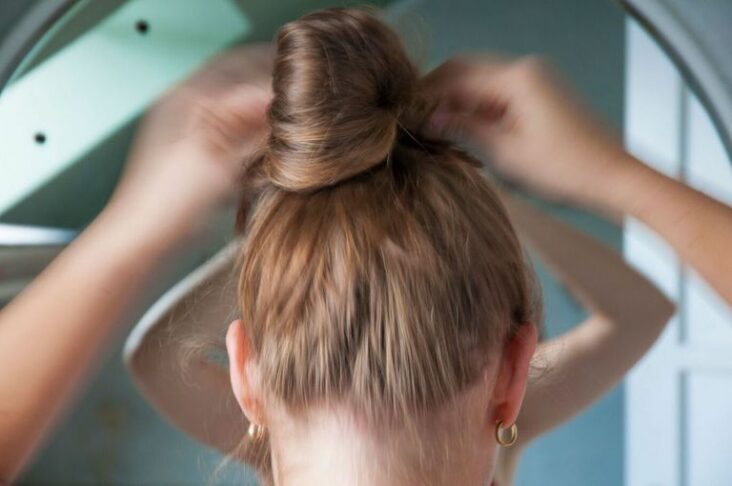 Comment s'attacher les cheveux sans voir les oreilles ?