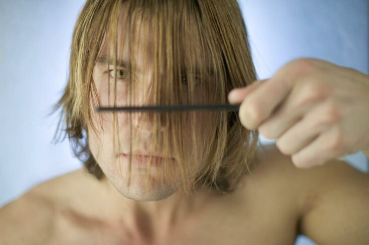 Comment se couper les cheveux Soi-même homme ciseaux ?