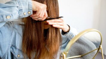 Comment se couper les cheveux à l'arrière ?