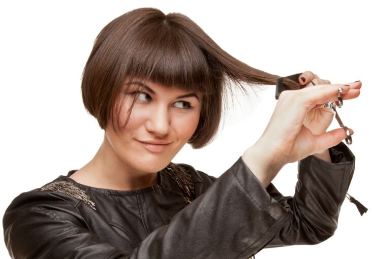 Comment se couper les cheveux court tout seul femme ?