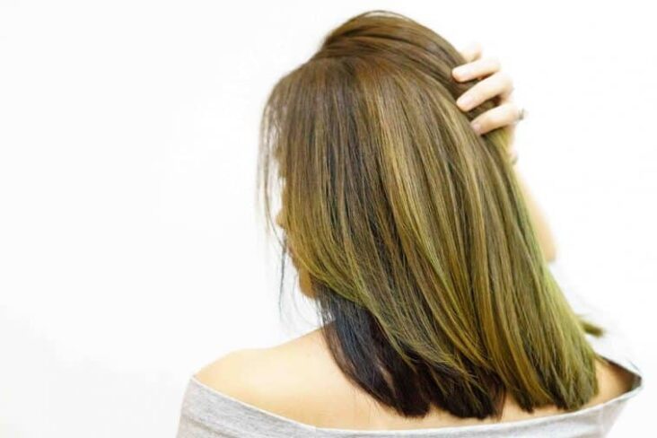 Comment se débarrasser des reflets verts dans les cheveux ?