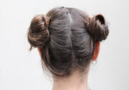 Comment se faire un chignon sur le dessus de la tête ?