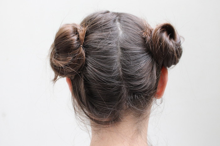 Comment se faire un chignon sur le dessus de la tête ?