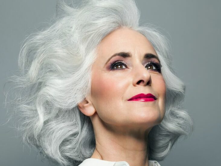 Comment se maquiller quand on a les cheveux gris ?
