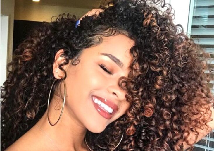 Comment s'occuper de ses cheveux ondulés ?