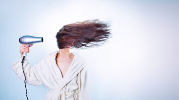 Comment soigner des cheveux brûlés par la décoloration ?