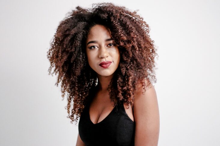 Comment sont les cheveux frisés ?